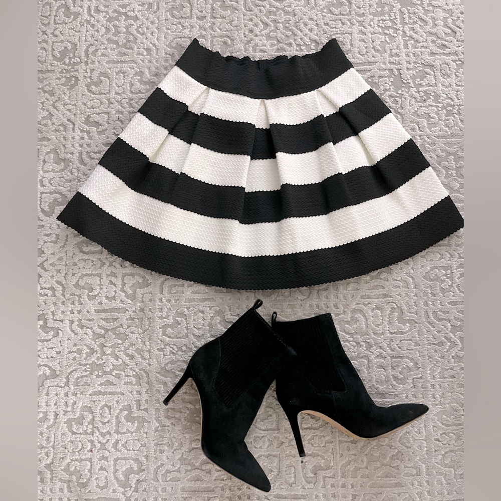 Pleated Black/White Skirt. Elastic Waist. High Waist. Size L. BUNDLE & SAVE